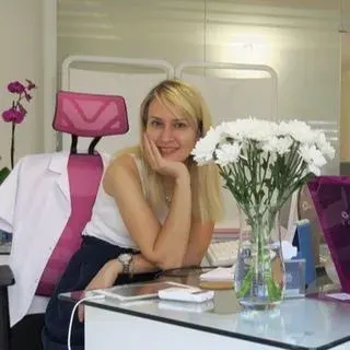 Uzm. Dr. Sedef Demirer — Dermatoloji, İzmir. Portre fotoğrafı.