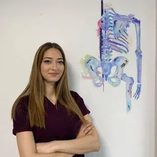 Fzt. Nergiz Hilal Arsal — Fizyoterapi Ve Rehabilitasyon, İzmir. Portre fotoğrafı.