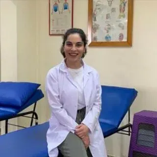 Fzt. Dicle Ökmen — Fizyoterapi Ve Rehabilitasyon. Portre fotoğrafı.