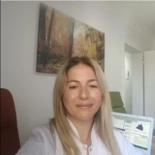 Uzm. Dr. Güzin Güntekin — İstanbul. Portre fotoğrafı.