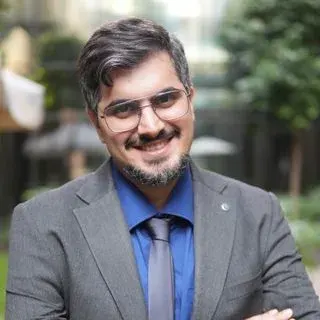 Dr. Sinan Kaya — İstanbul. Portre fotoğrafı.