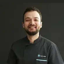 Dt. Osman İsmailoğlu — Diş Hekimi, Şişli, İstanbul. Portre fotoğrafı.
