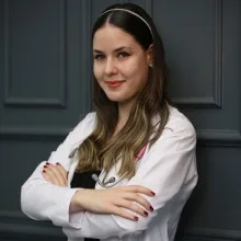 Dr. Melisa Akkoyun — Pratisyen. Portre fotoğrafı.