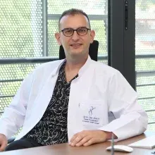 Op. Dr. Onur Saka — Denizli. Portre fotoğrafı.