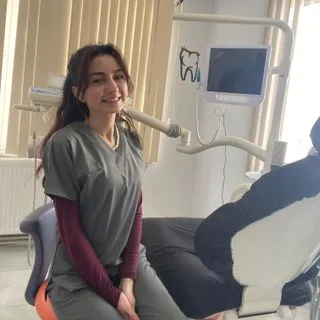 Dt. Fatma Sevi — Diş Hekimi, Uşak. Portre fotoğrafı.