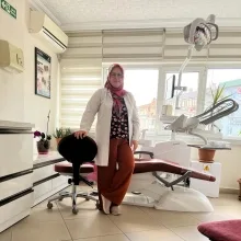 Dt. Hatice Yanmış — Diş Hekimi, Ankara. Portre fotoğrafı.