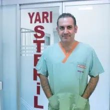 Op. Dr. Özgür Irmak — Göz Hastalıkları, İstanbul. Portre fotoğrafı.