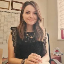 Doç. Dr. Zehra Hangül — Çocuk ve Ergen Psikiyatrisi, Adana. Portre fotoğrafı.