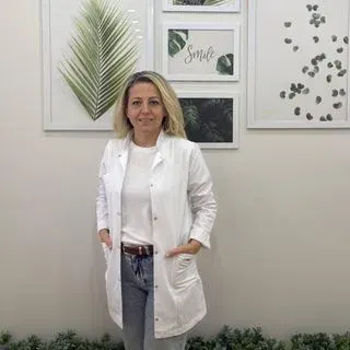Dt. Arzu Uluköylü — Diş Hekimi, Üsküdar, İstanbul. Portre fotoğrafı.