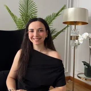 Psk. Zeynep Çağla Çandır — Psikoloji, İstanbul. Portre fotoğrafı.
