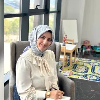 Kl. Psk. Elif Ayça — Psikoloji, Bursa. Portre fotoğrafı.