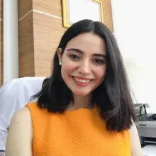 Dyt. Ece Akgün — Diyetisyen. Portre fotoğrafı.