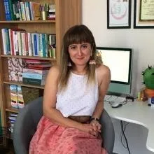 Uzm. Dr. Özlem Uzun — Çocuk ve Ergen Psikiyatrisi, Mersin. Portre fotoğrafı.