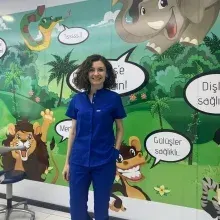 Dr. Dt. Elif Şeyda Bilgin — Çocuk Diş Hekimliği (Pedodonti), İstanbul. Portre fotoğrafı.