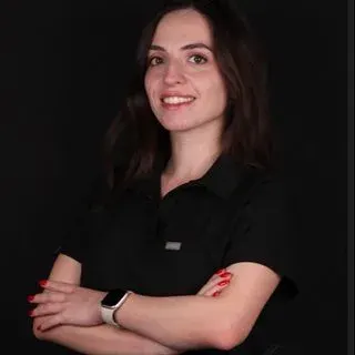 Dt. Zeynep Ceylan — Diş Hekimi, İstanbul. Portre fotoğrafı.