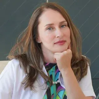 Op. Dr. Yuliya Doster — Kadın Hastalıkları Ve Doğum, Bursa. Portre fotoğrafı.