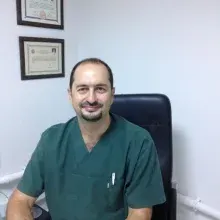Dt. Mustafa Hasırcıoğlu — Diş Hekimi, İzmir. Portre fotoğrafı.