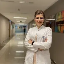 Op. Dr. Deniz Sarıkaya Kalkan — Kadın Hastalıkları Ve Doğum, Esenyurt, İstanbul. Portre fotoğrafı.