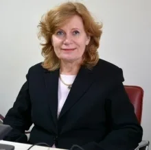 Prof. Dr. Zerrin Öğretmen — Dermatoloji, Çanakkale. Portre fotoğrafı.