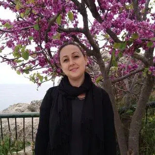 Psk. Elif Deniz — Psikoloji. Portre fotoğrafı.