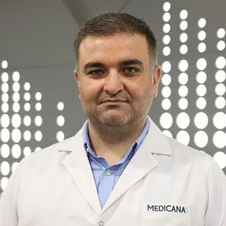Doç. Dr. Cemal Aker — Göğüs Cerrahisi, İstanbul. Portre fotoğrafı.