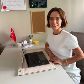Dr. Selma Fettahoğlu Üstel — Çocuk Cerrahisi, İstanbul. Portre fotoğrafı.