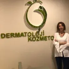 Uzm. Dr. Çağnur Özcanlı — Dermatoloji, Antalya. Portre fotoğrafı.