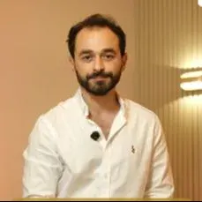 Dr. Hamithan Okur — Sertifikalı Medikal Estetik, Balıkesir. Portre fotoğrafı.