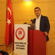 Dr. Öğr. Üyesi Ümit Işık — Çocuk ve Ergen Psikiyatrisi, Isparta. Portre fotoğrafı.