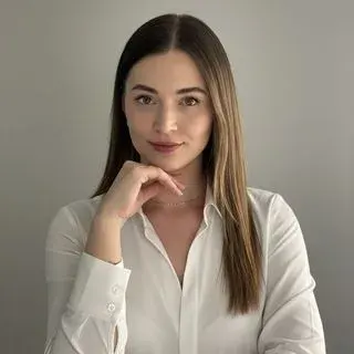 Psk. Ayşenur Şanoğlu — Psikoloji. Portre fotoğrafı.