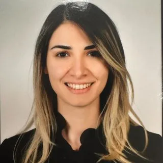Uzm. Dt. Reyhan Ece Arı — Adana. Portre fotoğrafı.