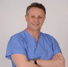 Prof. Dr. Nazım Çerkeş — Plastik Rekonstrüktif Ve Estetik Cerrahi, İstanbul. Portre fotoğrafı.