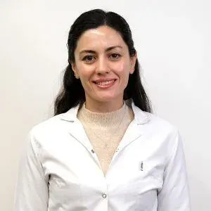 Op. Dr. Beyza Tekin Altınbay — Göz Hastalıkları, Karşıyaka, İzmir. Portre fotoğrafı.