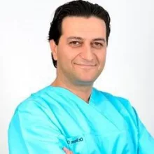 Dr. Dt. Becen Demir — Periodontoloji, İstanbul. Portre fotoğrafı.