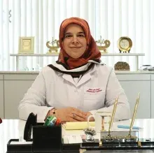 Uzm. Dr. Esra Çınaroğlu Azman — Dermatoloji, Başakşehir, İstanbul. Portre fotoğrafı.