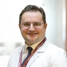 Prof. Dr. Kadir Önem — Üroloji. Portre fotoğrafı.