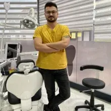 Dt. Miraç Pekince — Diş Hekimi, Balıkesir. Portre fotoğrafı.