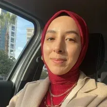Dyt. Zeynep Sağlam Pelit — Diyetisyen, Adana. Portre fotoğrafı.