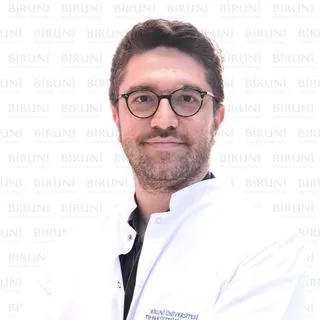 Dr. Öğr. Üyesi Erman Ak — Plastik Rekonstrüktif Ve Estetik Cerrahi, Küçükçekmece, İstanbul. Portre fotoğrafı.