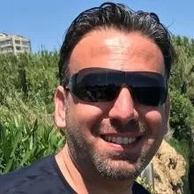 Dt. Özgür Yılmaz — Diş Hekimi, Antalya. Portre fotoğrafı.