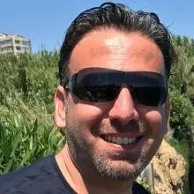 Dt. Özgür Yılmaz — Diş Hekimi, Antalya. Portre fotoğrafı.