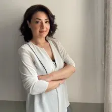 Kl. Psk. Özge Esen — Psikoloji, İstanbul. Portre fotoğrafı.