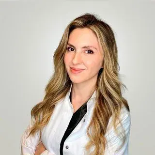 Ass. Dr. Ayça Bengü Üstünbaş — Ortodonti, İstanbul. Portre fotoğrafı.