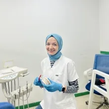 Dt. Meryem Gümüş — Diş Hekimi, İzmir. Portre fotoğrafı.
