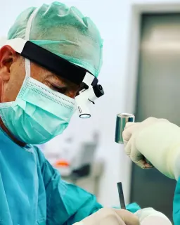 Prof. Dr. Kemal Uygur profilinde yer alan galeri fotoğrafı.