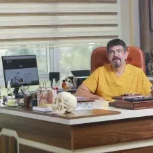 Dr. Muhammet Özgehan — Sertifikalı Medikal Estetik, Ankara. Portre fotoğrafı.