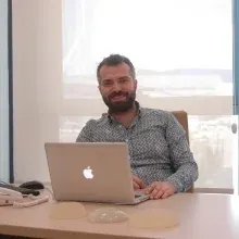 Dr. Öğr. Üyesi Emre Güvercin — Plastik Rekonstrüktif Ve Estetik Cerrahi, İstanbul. Portre fotoğrafı.