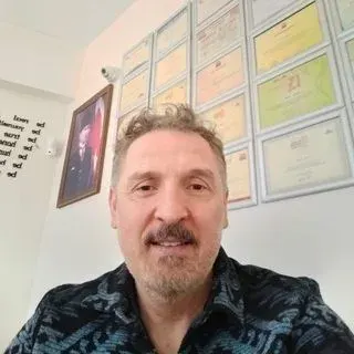 Dt. Zafer Tuna — Diş Hekimi, Uşak. Portre fotoğrafı.