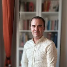 Dr. Öğr. Üyesi Akay Edizsoy — Cerrahi Onkoloji, Aydın. Portre fotoğrafı.