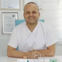 Dt. Fatih Demir — Diş Hekimi, Adana. Portre fotoğrafı.